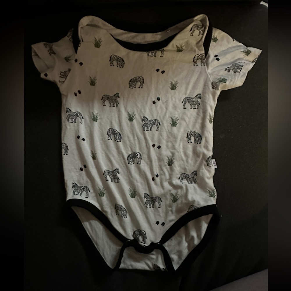 Bubble baby 6-12 months zebra bodysuit onesie. Excellent condition